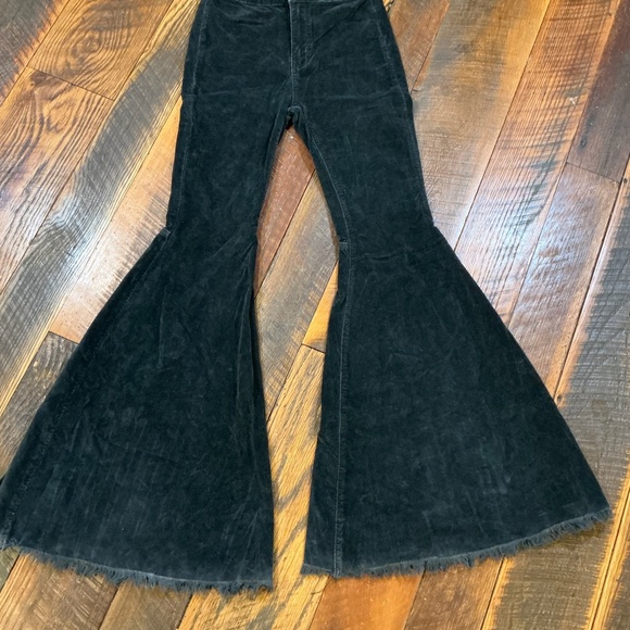 We The Free “Twirl On” Mid-Rise Crop Flare Jeans Black Corduroy Size 25 - Picture 4 of 14